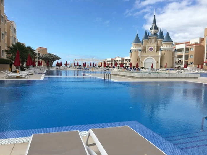 Hotelul Bahia Principe Fantasia pare desprins din cărțile de povești. Are un castel în care se poate dormi sau organiza petreceri pentru copii