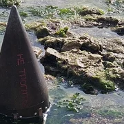 obiect cu inscriptii rusesti, gasit pe plaja din 2 mai foto ziua Constanta jpg