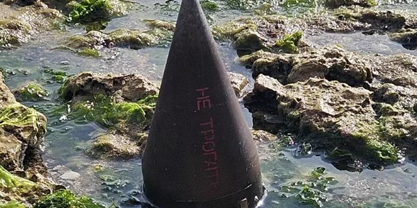 obiect cu inscriptii rusesti, gasit pe plaja din 2 mai foto ziua Constanta jpg