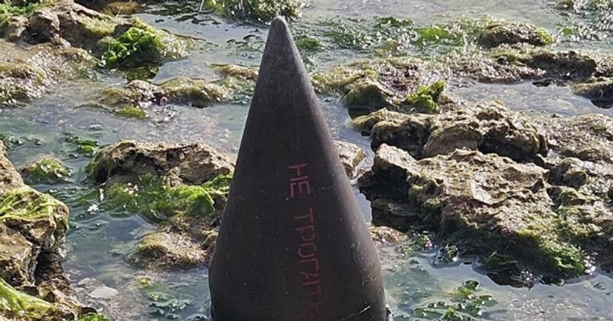 Alertă pe plaja din 2 Mai: un obiect metalic cu inscripții rusești a provocat panică Alertă pe plaja din 2 Mai: un obiect metalic cu inscripții rusești a provocat panică