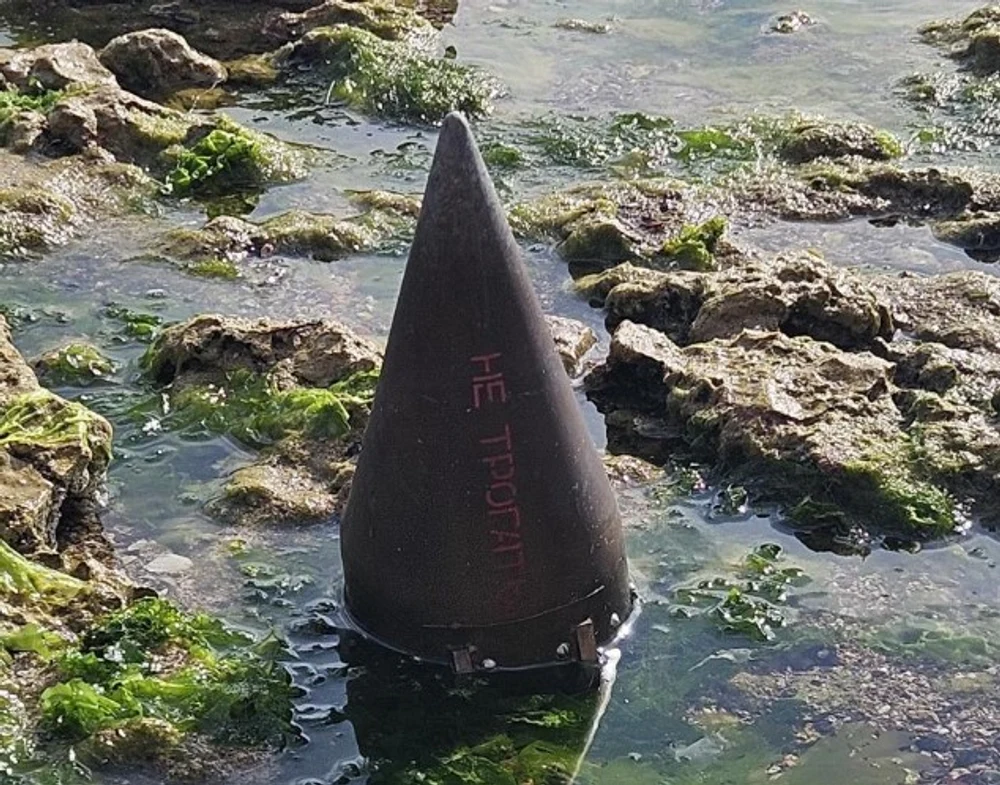 Alertă pe plaja din 2 Mai: un obiect metalic cu inscripții rusești a stârnit panică