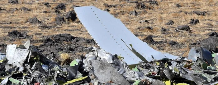 fragmenete din epava avionului Ethiopian Airlines prăbuşit în martie FOTO EPA EFE