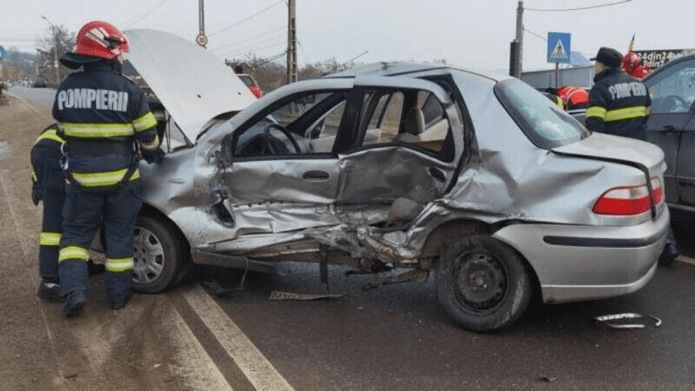 Momentul în care o mașină este spulberată de un alt autovehicul la Moinești. Unul din șoferi a murit pe loc VIDEO