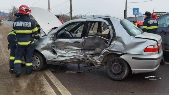 Mașina în care se afla șoferul de 74 de ani FOTO ISU Bacău