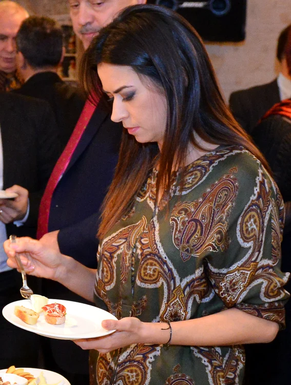 
    Diana nu s-a putut abține și a selectat pe farfurie câte o bucată din fiecare delicatesăfoto: Click! Poftă bună!  