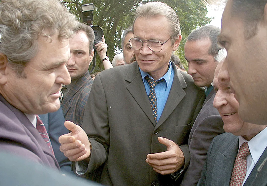 2001. Nu s-a lăsat până nu a  dat faţă în faţă cu Ion  Iliescu ca să-şi spună oful