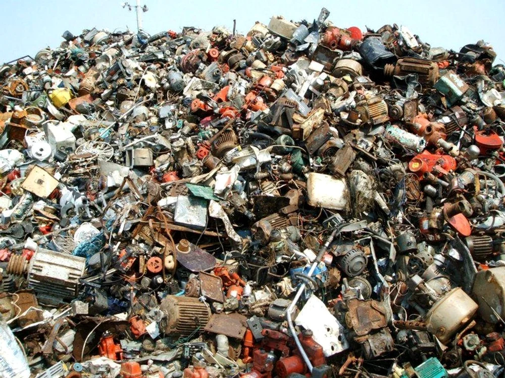 
    Pisica aproape că e pierdută printre aceste deşeuri.  