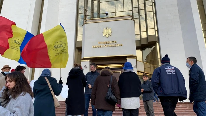 Liderul AUR Moldova, Vlad Bileţchi, ţine un discurs în faţa câtorva protestatari.