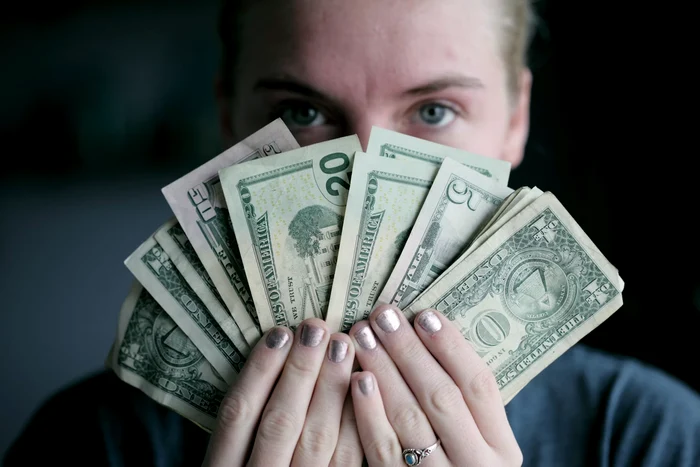 O româncă i-a furat 30.000 de euro soacrei sale după a aruncat-o pe scări/ sursa Pexels