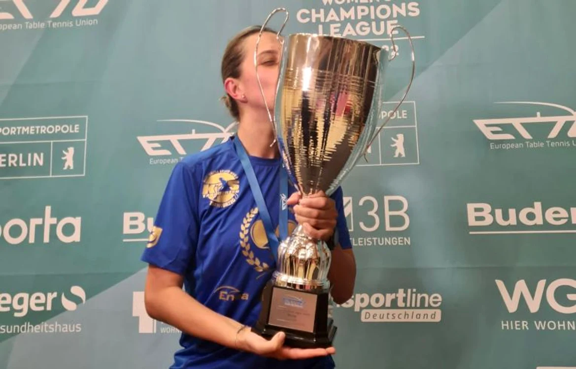 Eliza Samara cu trofeul cucerit a treia oară în carieră (FOTO: SportsNet)
