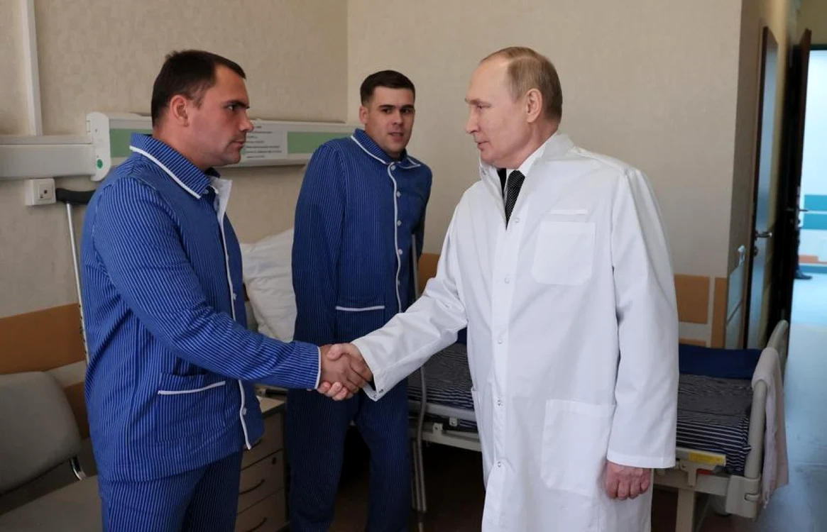 Vladimir Putin dând mâna cu un bărbat prezentat ca fiind soldat rănit în războiul din Ucraina FOTO EPA-EFE