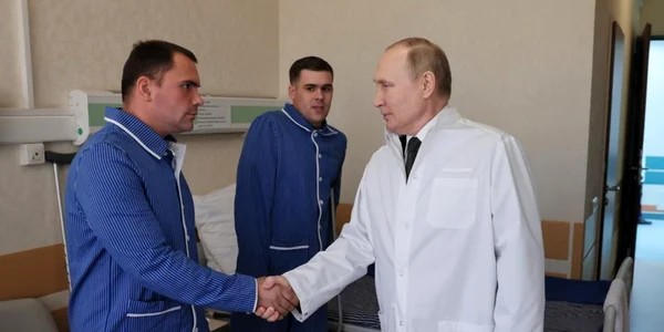 Vladimir Putin la un spital de raniti FOTO EPA-EFE
