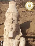 Partea superioară a unei statui masive a faraonului Ramses al II-lea, descoperită în Egipt (foto: Facebook / Ministry of Tourism and Antiquities)