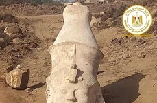 Partea superioară a unei statui masive a faraonului Ramses al II-lea, descoperită în Egipt (foto: Facebook / Ministry of Tourism and Antiquities)