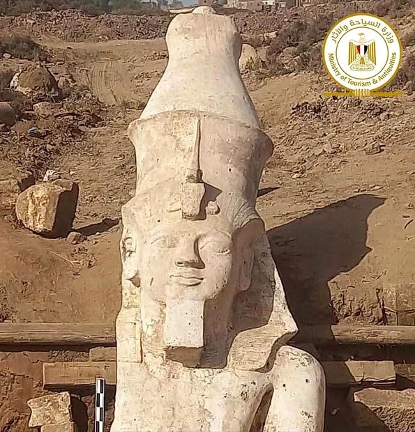 Partea superioară a unei statui masive a faraonului Ramses al II-lea, descoperită în Egipt (foto: Facebook / Ministry of Tourism and Antiquities)