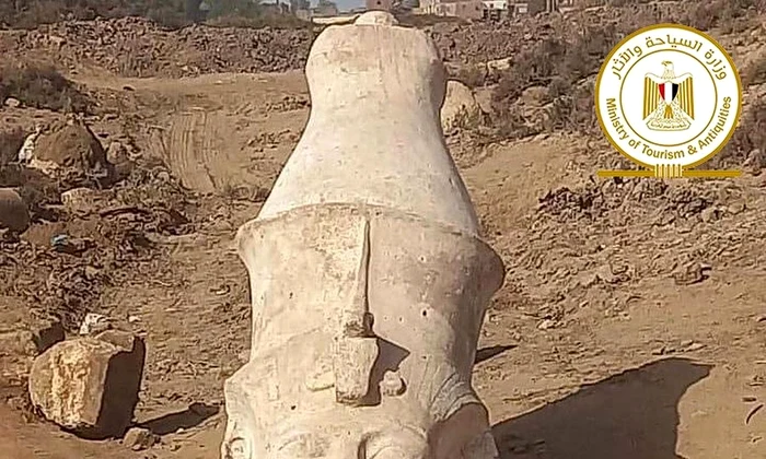 Partea superioară a unei statui masive a faraonului Ramses al II-lea, descoperită în Egipt (foto: Facebook / Ministry of Tourism and Antiquities)