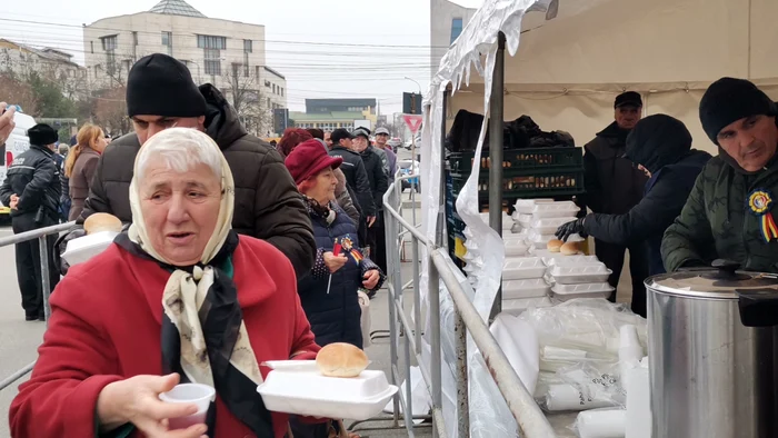 Sute de slătineni au îndurat frigul pentru o porție de fasole și un pahar cu vin fiert FOTO: A.M.
