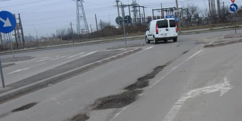 Strada Grănicerilor este împânzită pe toată lungimea şi lăţimea ei de gropi.