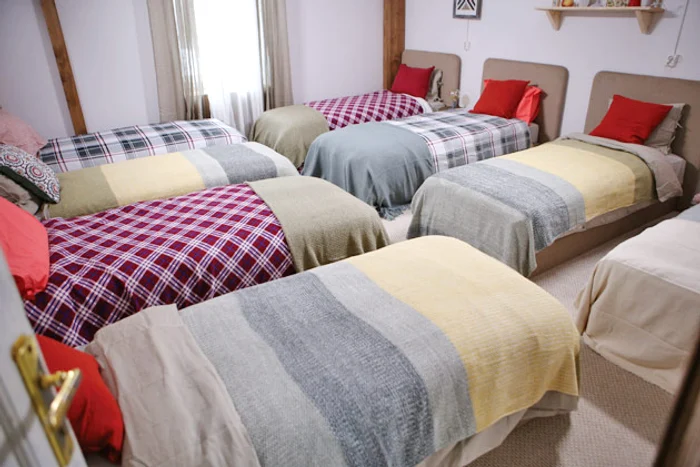 Cele două bombe sexy se bat pe craiul Florin Pastramă. Ele se întrec în operații estetice