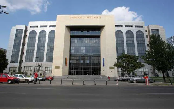 
    Vineri dimineață Tribunalul București a fost evacuat din cauza unei alerte cu bombă  