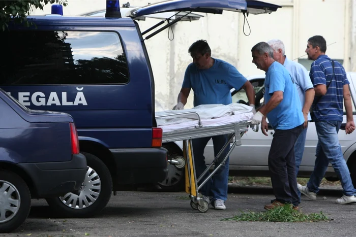 Trupul neînsufleţit al lui Ionuţ Anghel, copilul în vârstă de patru care care a sfârşit omorât de câini, ridicat de la locul incidentului pentru a fi dus la INML FOTO Marian Iliescu/Adevărul