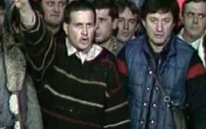 Umăr la umăr:  Mircea Dinescu  şi Ion Caramitru   p Foto: TVR