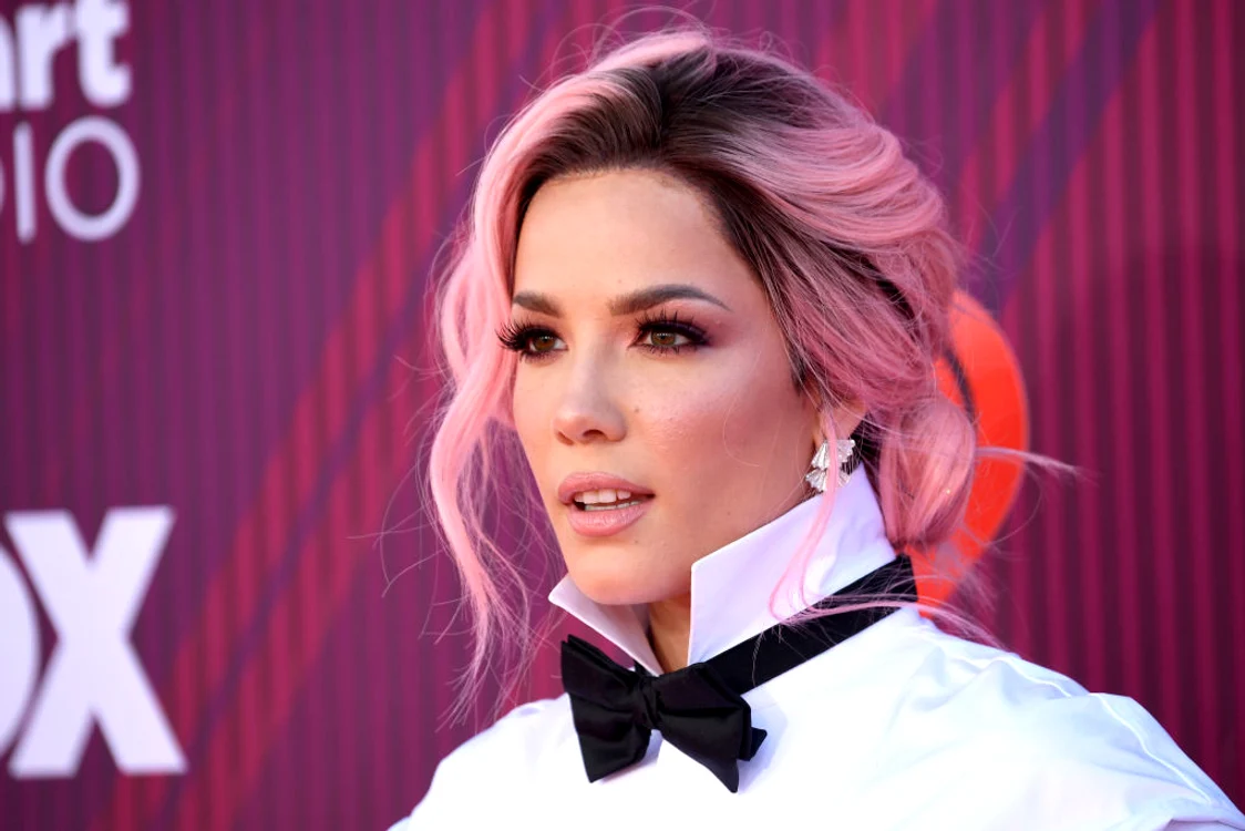 Wow! Halsey, cea mai provocatoare apariție. Sânii la vedere și lenjerie metalică