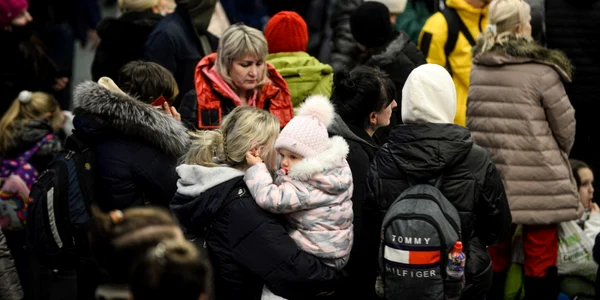 Ucrainencele fug din calea ororilor războiului încercând să-şi salveze copiii. FOTO Gettyimages