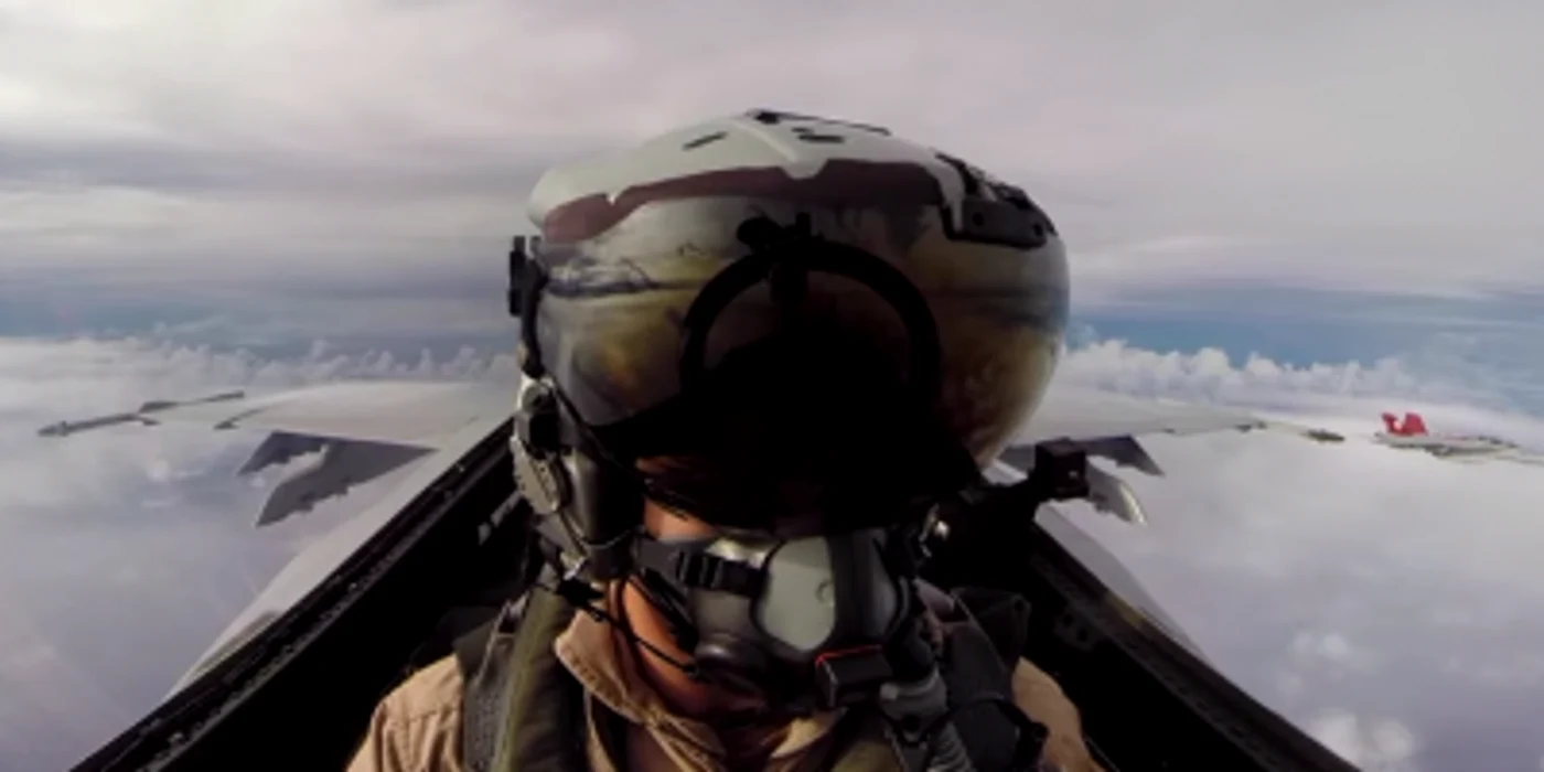 O cameră montată la bordul avionului a filmat piloţii în timpul misiunilor