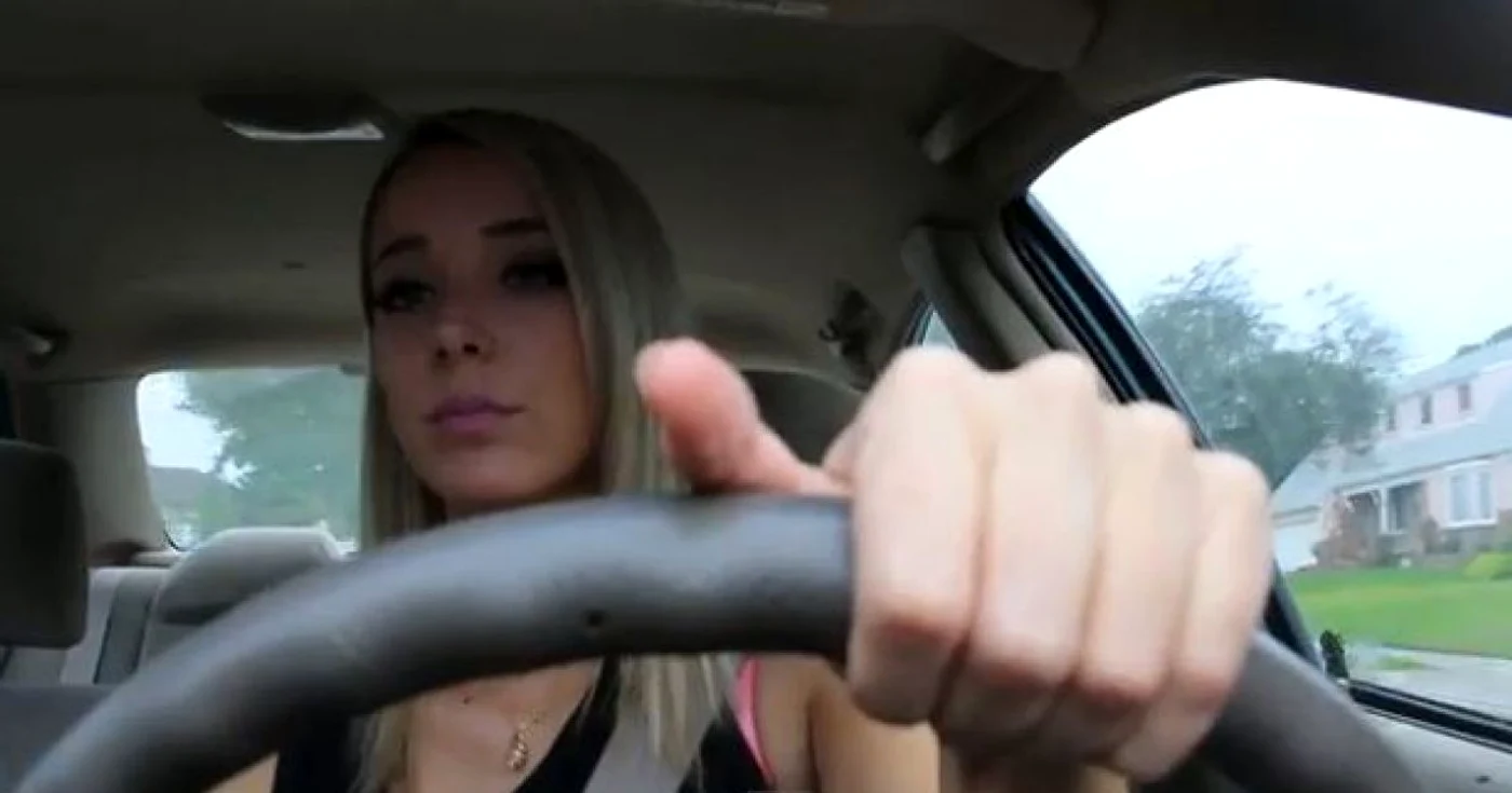 Jenna Marbles le parodiază pe şoferiţe