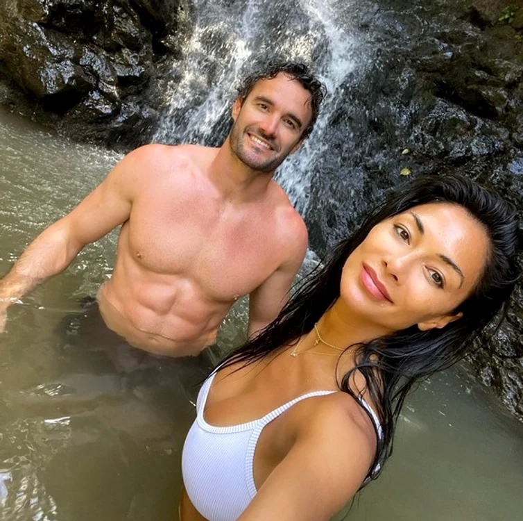 
    Nicole Scherzinger, de 42 de ani, a postat o fotografie în care apare cocoțată pe stâncile de lângă o cascadă din Hawaiifoto: Instagram  