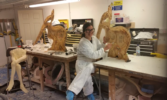 Aceste măşti le-a realizat în 50 de ore