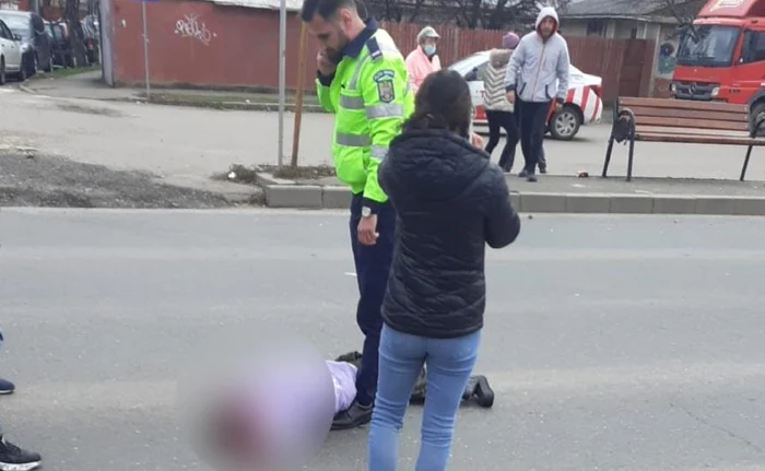 Polițistul ar verifica dacă victima e vie, cu piciorul. Foto: Antena 3