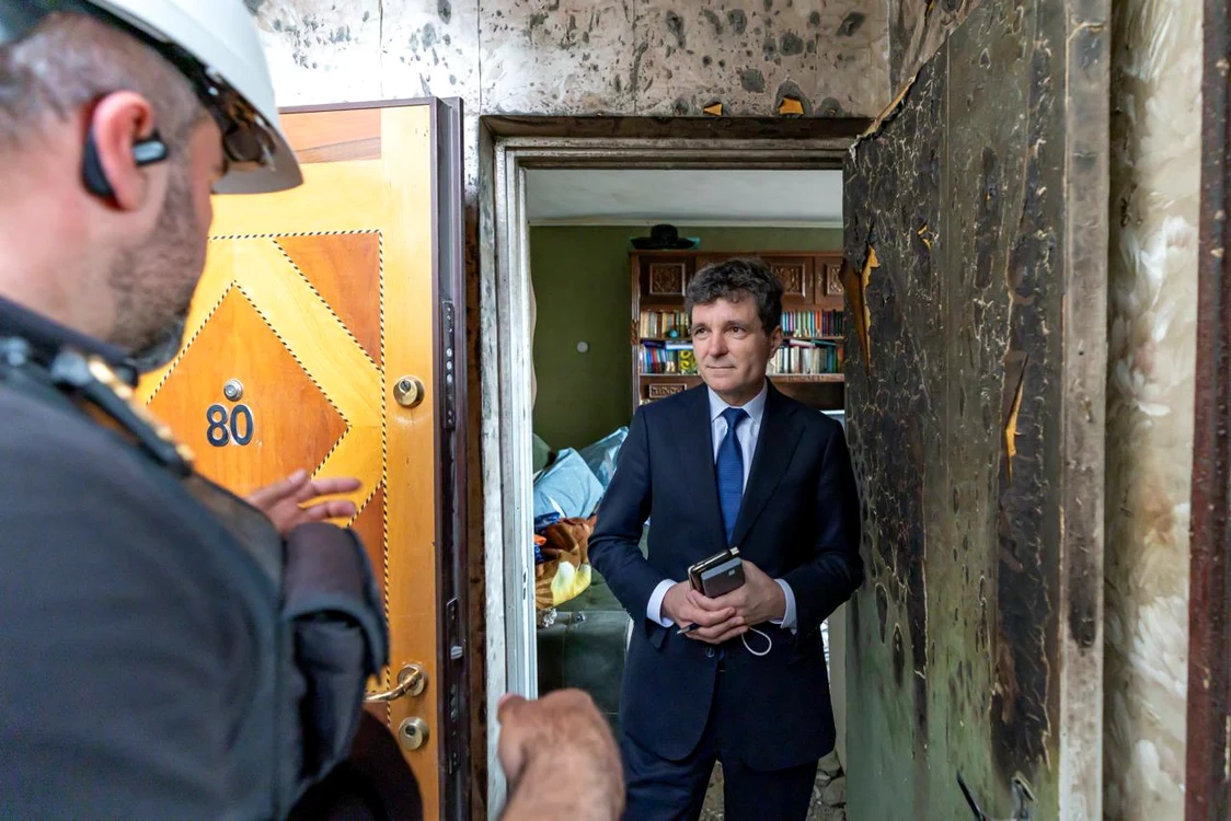 Nicusor Dan discută cu specialiștii în apartamentul lovit de drona rusească