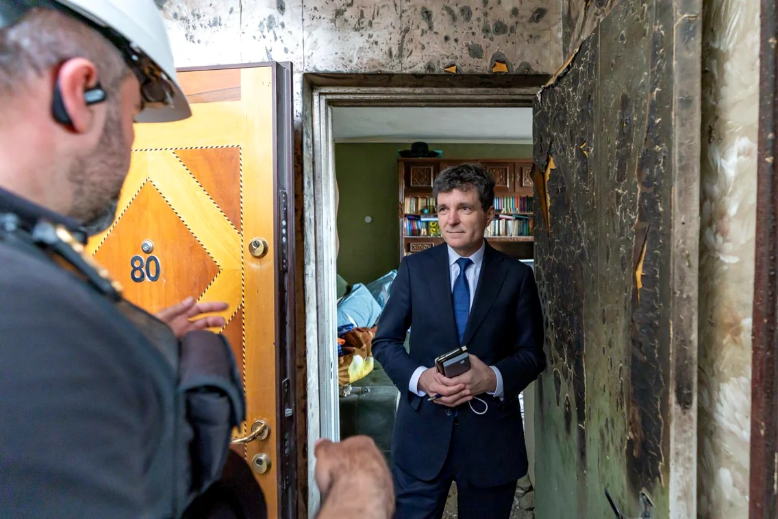 presedintele nicusor dan la galati la blocul afectat de drona cazuta FOTO Administratia Prezidentiala jpeg