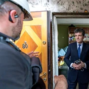 presedintele nicusor dan la galati la blocul afectat de drona cazuta FOTO Administratia Prezidentiala jpeg