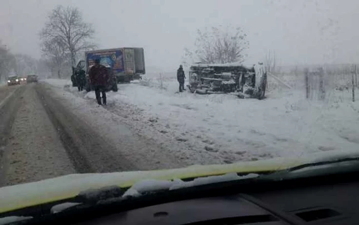 Numeroase autoturisme au ajuns în şanţurile de la marginea drumului FOTO RADAR BOTOŞANI OFICIAL( control trafic)