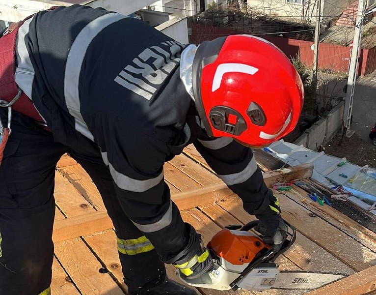 Vijelii și necazuri în cascadă. Vântul abătut asupra Neamţului a provocat mari neajunsuri în județ FOTO 