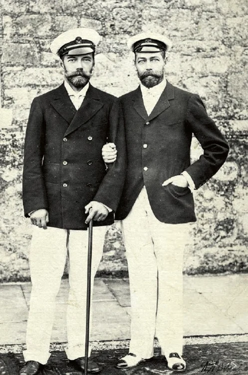 Ca două picături de apă: Țarul Rusiei, Nicolae al II-lea, și vărul său, Regele George al V-lea al Marii Britanii