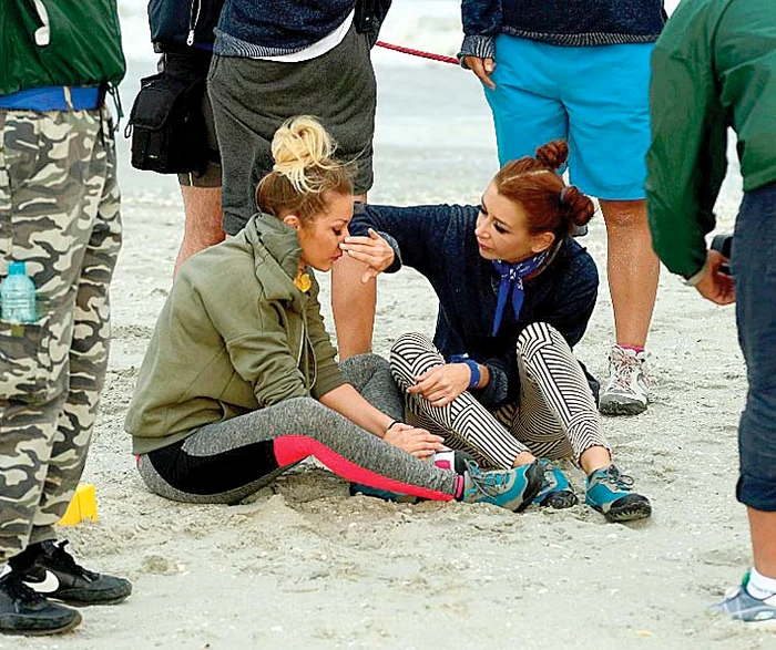 Denisa şi-a consolat sora când aceasta şi-a luxat piciorul