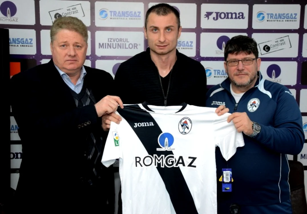 Khubutia, la momentul semnarii cu Gaz Metan. FOTO romaniansoccer.ro