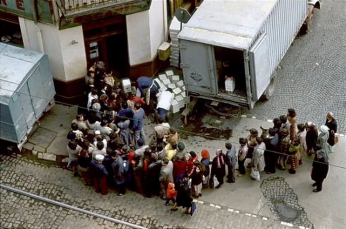 Coadă la alimentara, Bucureşti. FOTO Arhiva Adevărul