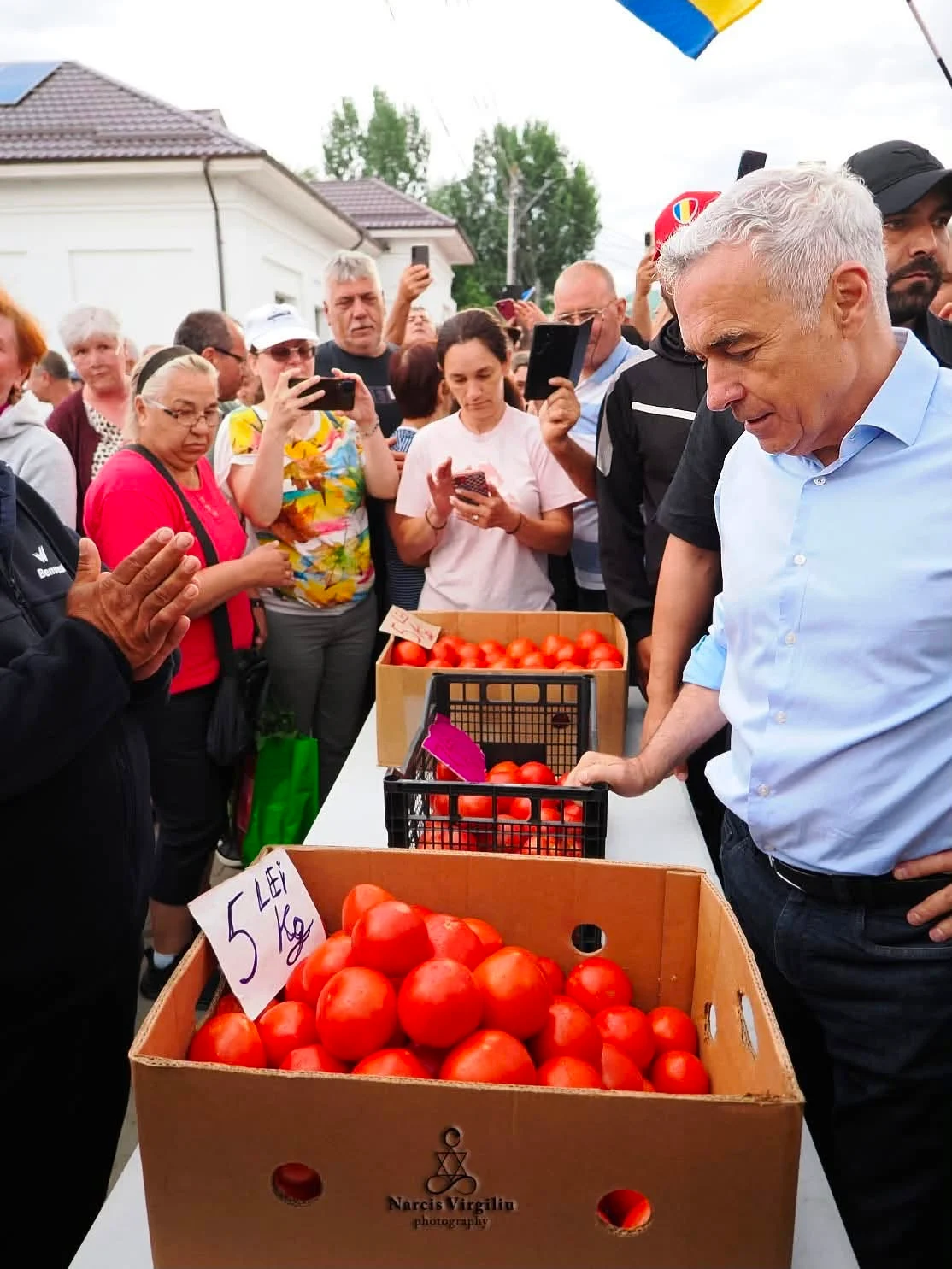 Vizita lui Călin Georgescu la Izbiceni, „regizată” ca pe vremea lui Ceaușescu. „Localnici falși. 'Susținători' aduși cu autocarul. Chiar și comercianți falși”