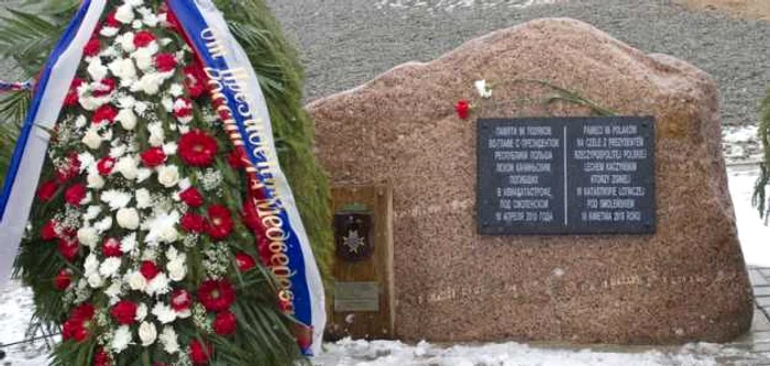 Piatra funerara la locul tragediei aeriene de la Smolensk FOTO EPA