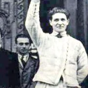 Corneliu Zelea Codreanu salutându-şi adepţii