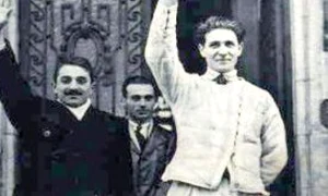 Corneliu Zelea Codreanu salutându-şi adepţii