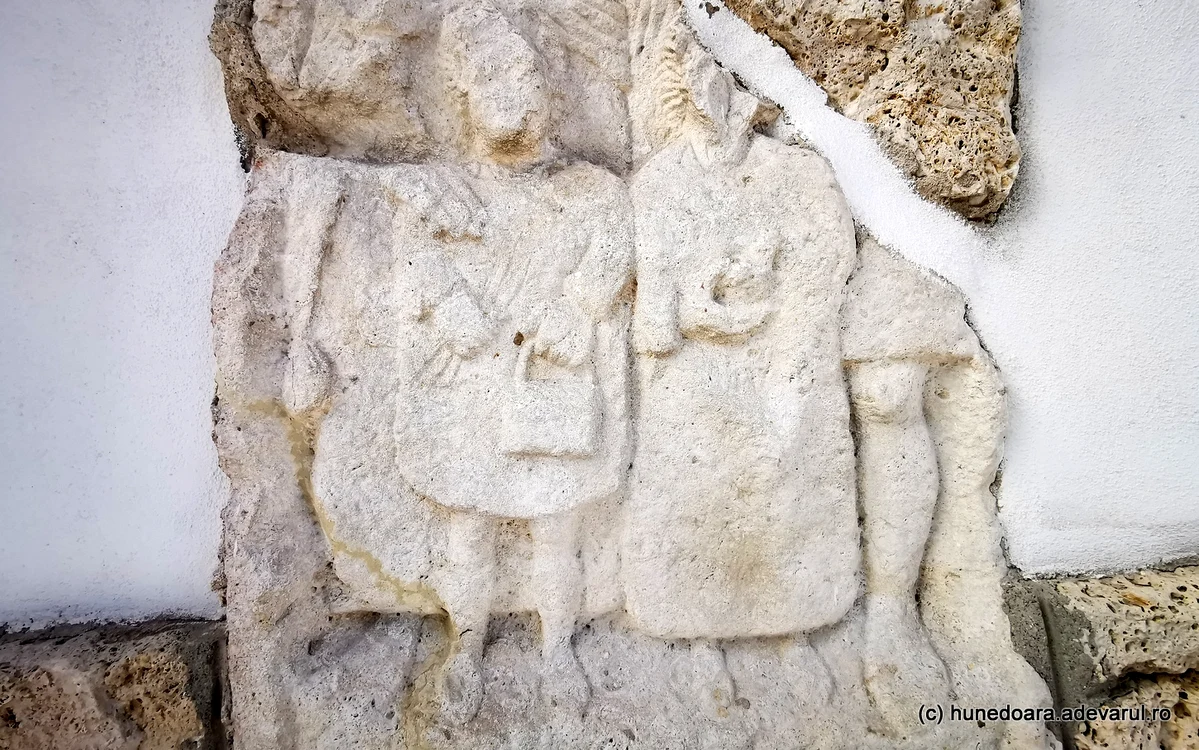 Elevi romani, ilustrați pe un monument funerar descoperit la Geoagiu. Foto: Daniel Guță