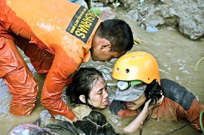 Încă mai sunt scoase victime de sub dărâmături