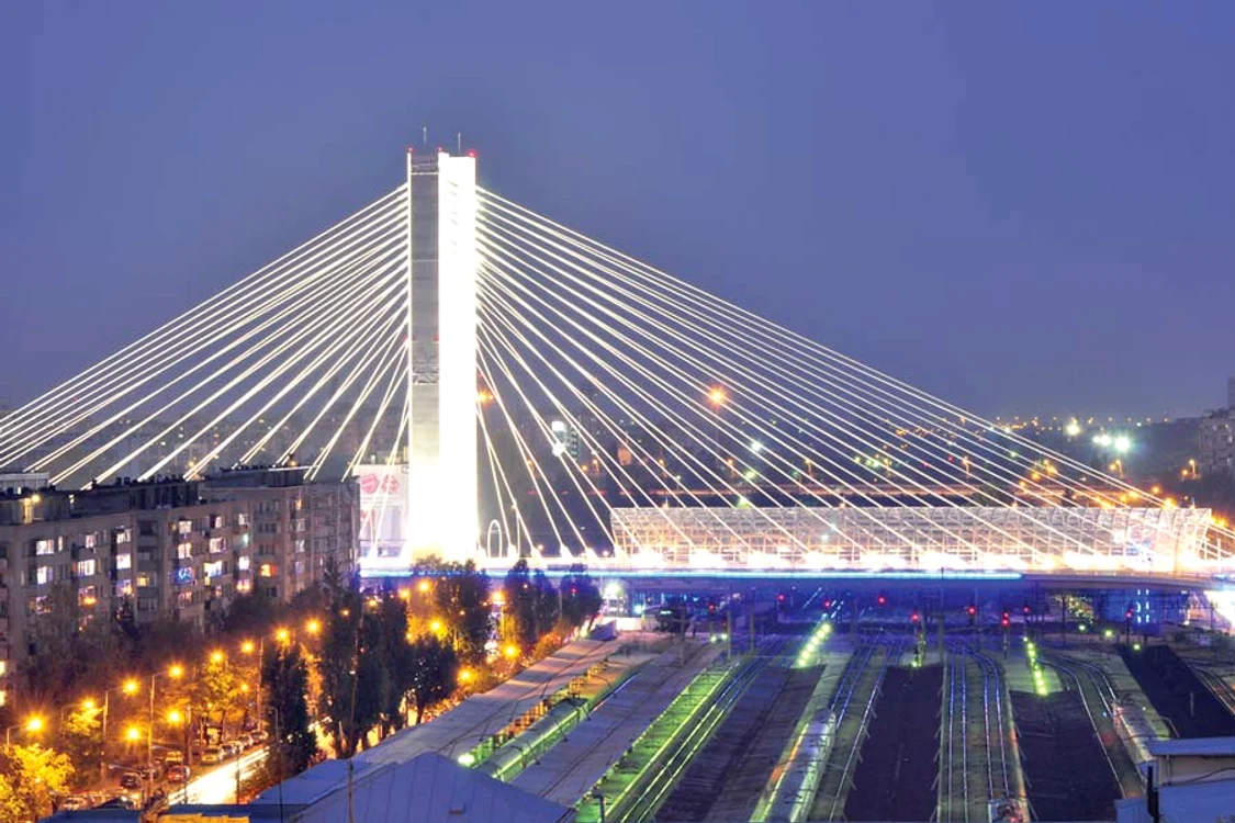 Culorile luminilor se  schimbă la intervale  de 20 de secunde