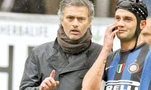 Mourinho (stânga) l-a apreciat mereu pe Chivu  